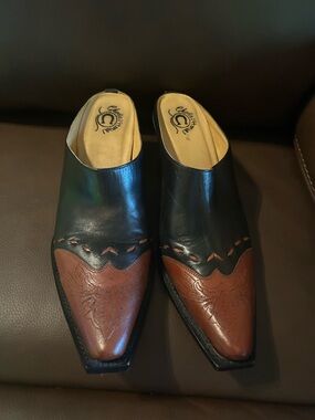 Women's Two-Tone Black and Brown Pointed Heeled Mules